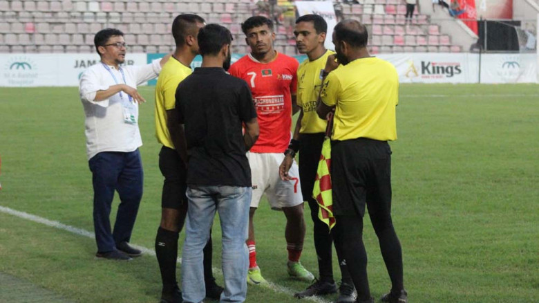 ১৬৮ মিনিটের নাটকীয় ম্যাচে পয়েন্ট হারাল বসুন্ধরা কিংস
