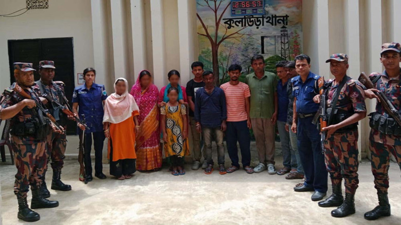 মৌলভীবাজার সীমান্তে পাওয়া ১০ বাংলাদেশিকে পুলিশের কাছে হস্তান