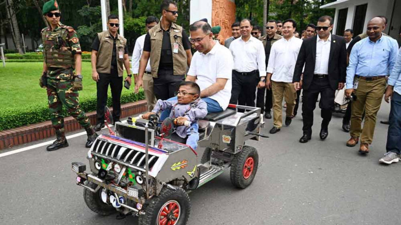 প্রতিবন্ধী রিফাতের তৈরি গাড়িতে প্রধানমন্ত্রী, প্রশংসায় ভরল ত