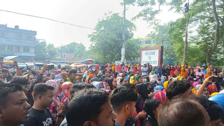 ভাড়া বাড়ানোর অভিযোগে ইপিজেড গেটে শ্রমিকদের বিক্ষোভ