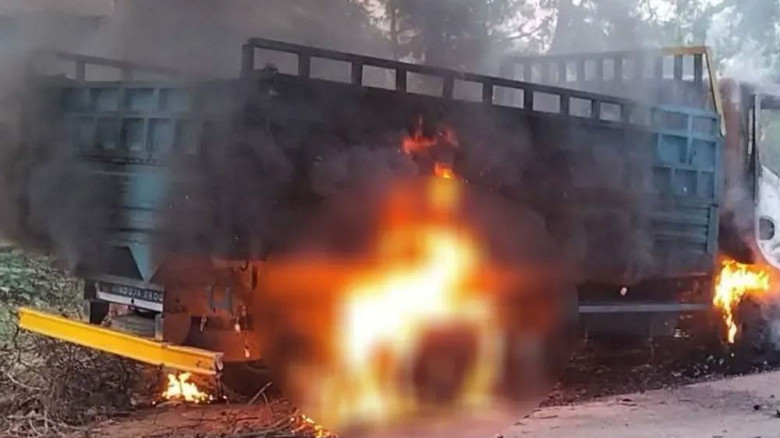 গণপিটুনিতে প্রাণ গেল ৩ জনের, আগুন দেওয়া হলো ট্রাকে