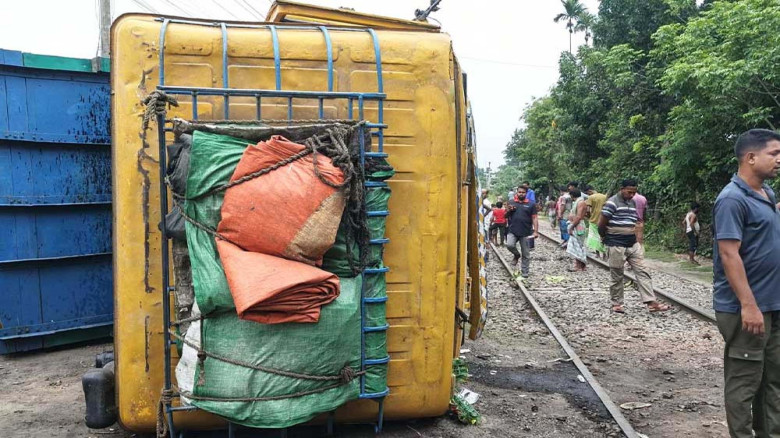 যশোরে ভয়াবহ দুর্ঘটনা, ট্রেনের ধাক্কায় প্রাণ গেল ট্রাকচালকের