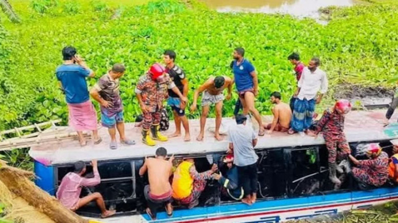 কুষ্টিয়ায় ভয়াবহ বাস-ট্রাক সংঘর্ষে বহু হতাহত