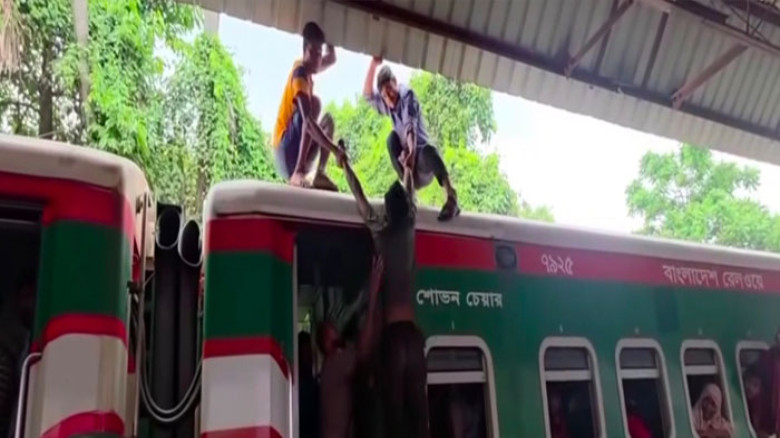 সুন্দরবন এক্সপ্রেসের ছাদে মিলল যুবকের মরদেহ, কুষ্টিয়ায় চাঞ্চ