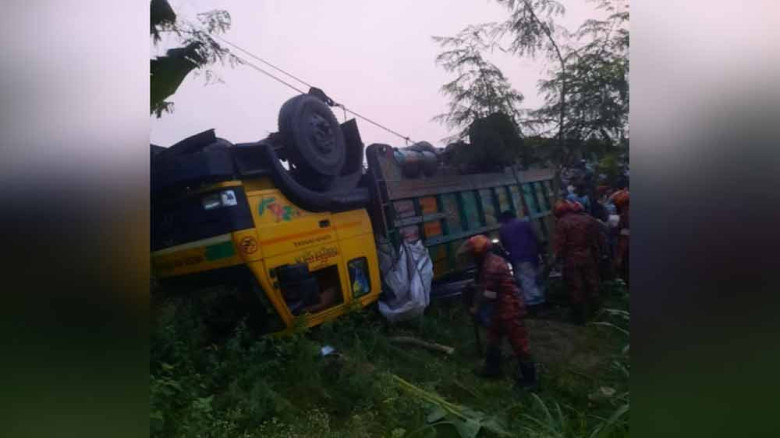 ঢাকা-টাঙ্গাইল মহাসড়কে ট্রাক খাদে পড়ে নিহত ১৫...