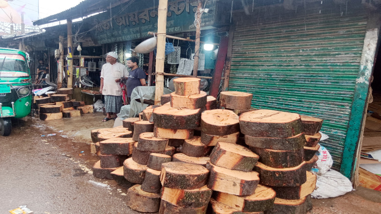 ঈদুল আজহা সামনে রেখে রাজবাড়ীতে খাইট্টা বিক্রিতে ব্যস্ত ব্যবস