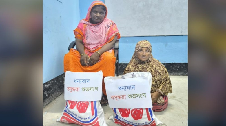 ঈদের আগে প্রতিবন্ধী বেলু ও শাহানাকে সহায়তা দিল বসুন্ধরা শুভস