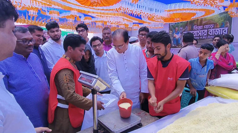 তিস্তাপাড়ে মানবিক উদ্যোগ, ৫০০ পরিবার পেল এক টাকায় ঈদ বাজার
