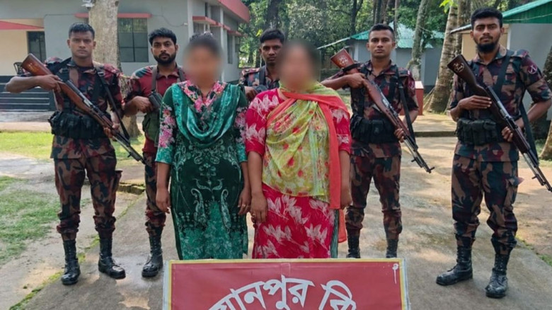 ঝিনাইদহ সীমান্তে দুই বাংলাদেশি নারী আটক করেছে বিজিবি