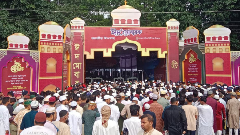 জাতীয় ঈদগাহে ঈদুল আজহার প্রধান জামাতে মুসল্লিদের ঢল
