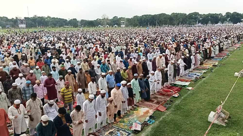 লক্ষাধিক মুসল্লির অংশগ্রহণে দিনাজপুর গোর-এ শহীদ ময়দানে ঈদের 