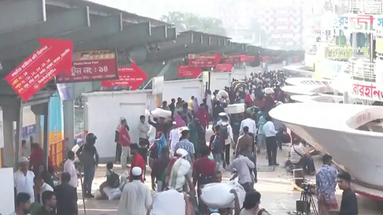 ঈদের ছুটি শেষে বিভিন্ন জেলা থেকে রাজধানী ঢাকায় ফিরছেন নগরবাস