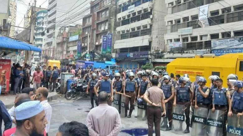 ইসলামী ব্যাংকের সামনে আন্দোলনে পুলিশের লাঠিচার্জ, টিয়ারশেল ন