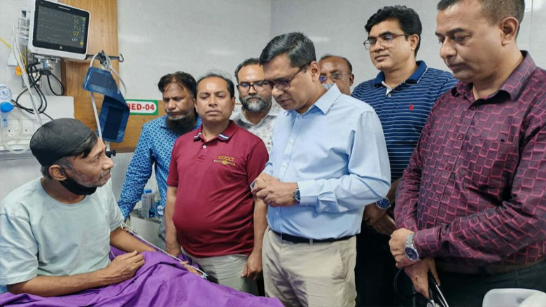 শিশু রামিসার অসুস্থ বাবাকে দেখতে হাসপাতালে প্রধানমন্ত্রীর সহ
