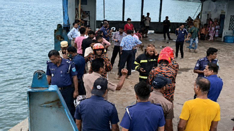 আবারও দৌলতদিয়ায় যাত্রীবাহী বাস পড়ল পদ্মায়