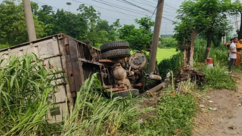 ঢাকা–চট্টগ্রাম মহাসড়কে কাভার্ডভ্যান দুর্ঘটনা, চালক নিহত