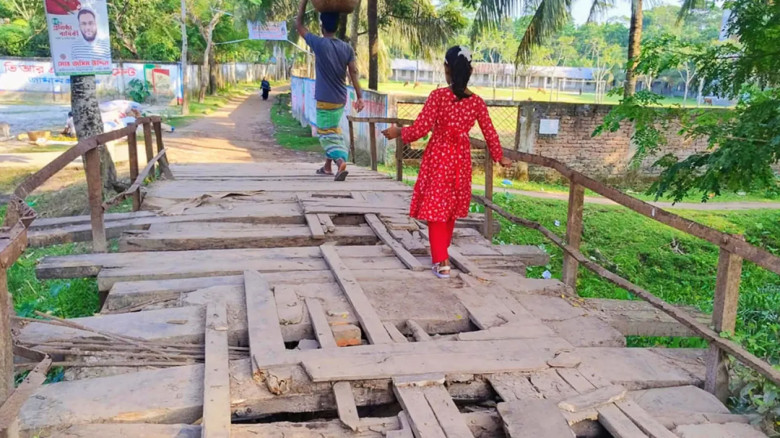 ঠিকাদারের গাফিলতিতে থমকে আছে উন্নয়ন, দুর্ভোগে কাউখালীবাসী
