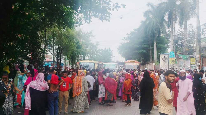 রামপুরায় চাকরিচ্যুতির প্রতিবাদে শ্রমিকদের সড়ক অবরোধ