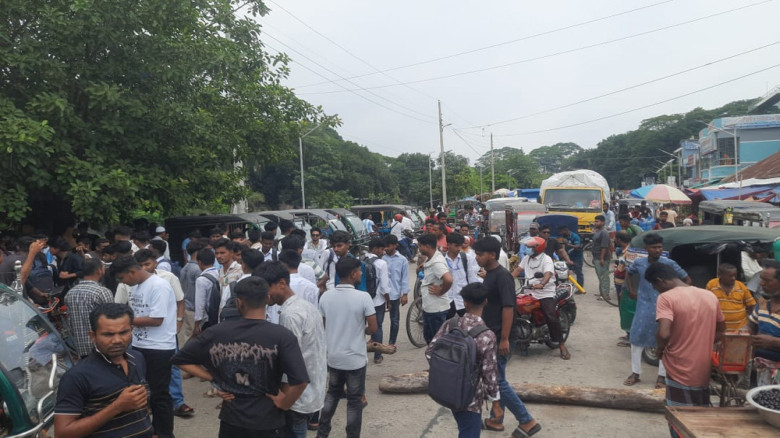 পরীক্ষা কেন্দ্র পরিবর্তনের দাবিতে আঞ্চলিক মহাসড়ক অবরোধ শিক্