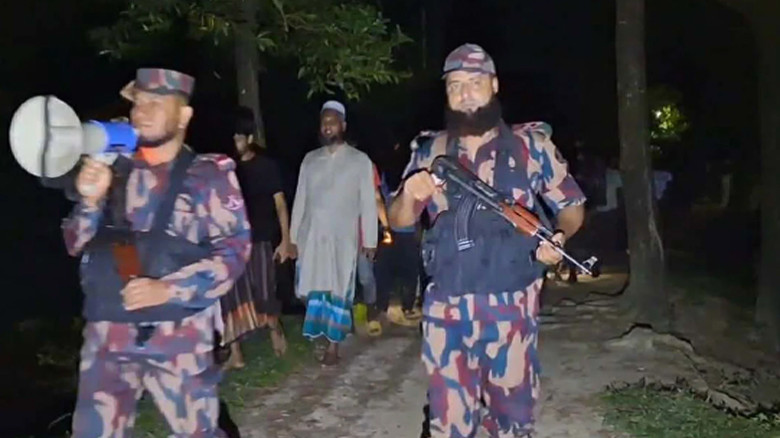 পুশ-ইন ঠেকাতে সীমান্ত এলাকায় গ্রামবাসীদের নিয়ে বিজিবির টহল