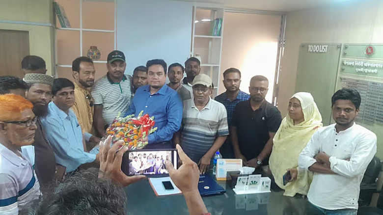 ইউএনওকে ফুলেল শুভেচ্ছা জানালো অস্ত্র মামলার আসামির