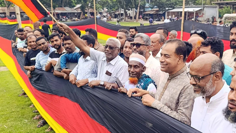 সাড়ে সাত কিলোমিটার জার্মানির পতাকা বানালেন মাগুরার আমজাদ