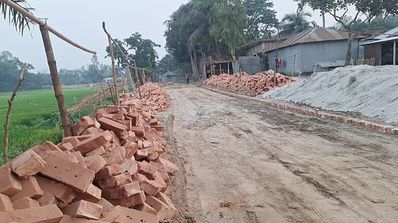 ভাড়া করা ইট দিয়ে বানানো হয়েছিল প্রধানমন্ত্রীর জন্য রাস্তা