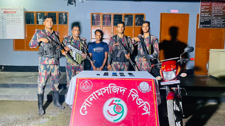 চাঁপাইনবাবগঞ্জ সীমান্তে অভিযানে মোবাইল ফোন ও মোটরসাইকেল সহ আ