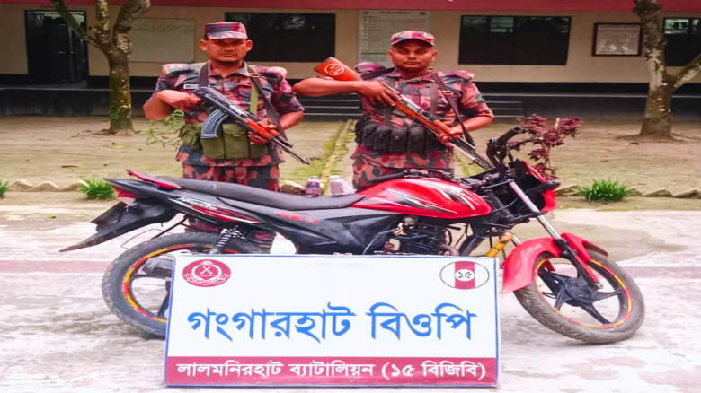 ফুলবাড়ী সীমান্তে ১৫ বিজিবির অভিযানে ভারতীয় ইয়াবা, ইস্কাপ সির