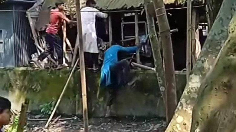 ময়মনসিংহে মাদক ব্যবসার অভিযোগে বাড়িঘর ভাঙচুর, এলাকাছাড়া কয়েক