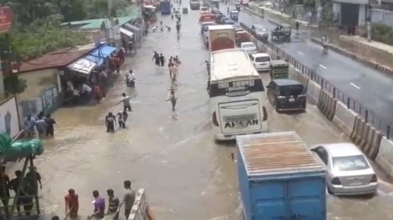 টানা বৃষ্টিতে ঢাকা-টাঙ্গাইল মহাসড়কে হাঁটু পানি