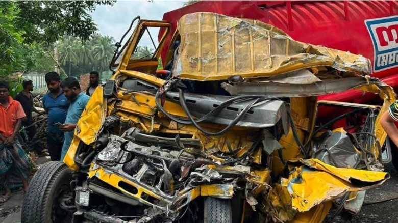 খুলনায় দুই বাস ও তেলবাহী ট্রাকের ত্রিমুখী সংঘর্ষে আহত ৮
