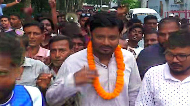 কারামুক্ত গোমস্তাপুর ইউনিয়ন বিএনপি সভাপতি রাইহান, জেলগেটে নে