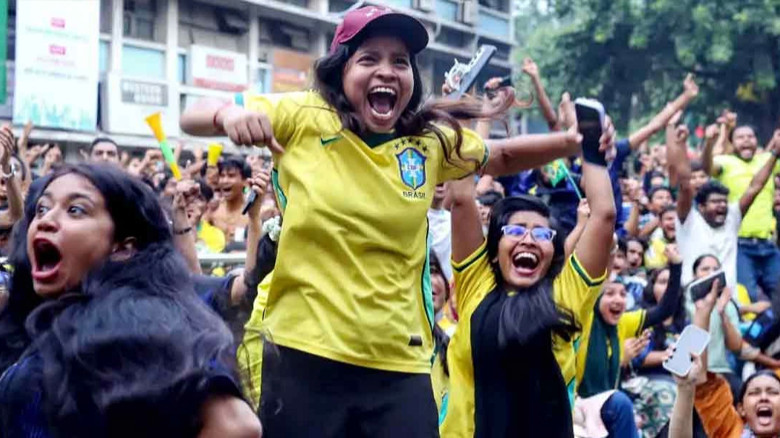 ব্রাজিলের বড় জয়ে টিএসসিতে সমর্থকদের উল্লাস