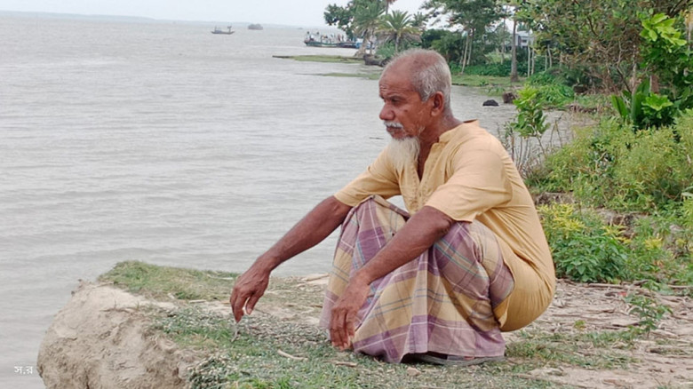 ‘বর্ষা আইলেই ভয়, কখন বসতভিটা ভাইঙ্গা লয় নদী’