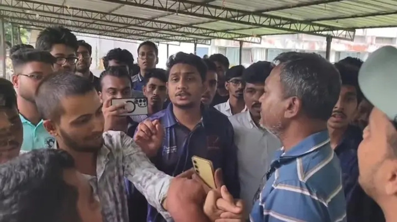 র‍াবিতে প্রক্টরের সামনে সাংবাদিক ও রাকসু নেতাদের ওপর হামলার 