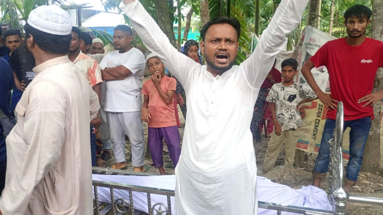 উঠানে বাবার লাশ, সম্পত্তির জন্য সন্তানদের সংঘর্ষ