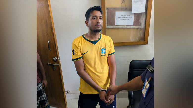 স্টেশন মাস্টারের ওপর হামলা, ব্রাজিল সমর্থক আটক