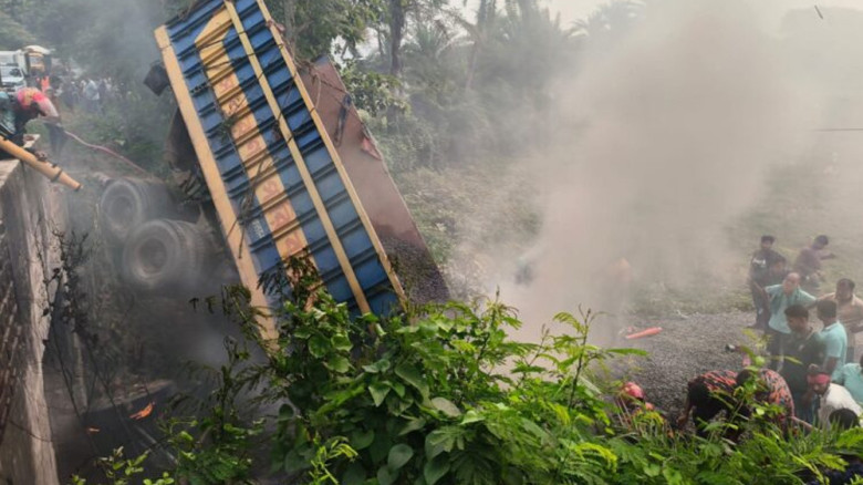 কুষ্টিয়ায় পাথরবোঝাই ট্রাক উল্টে চালক-হেলপার নিহত