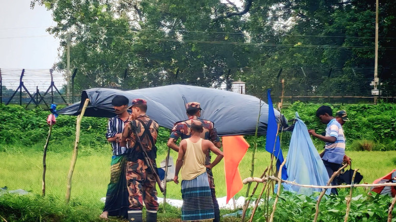 শূন্যরেখায় ৮ দিন ধরে ৫ যুবকের মানবেতর জীবন