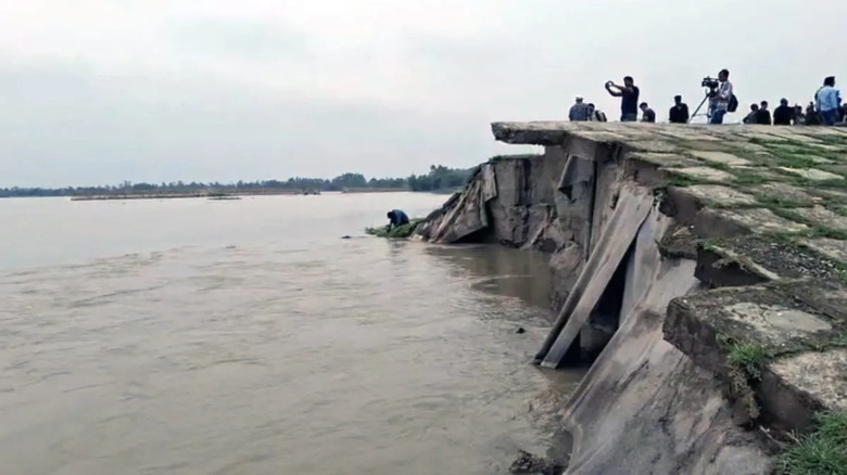 মহিপুরে তিস্তা সেতু রক্ষা বাঁধে ধস, ঝুঁকিতে সড়ক যোগাযোগ ও হা