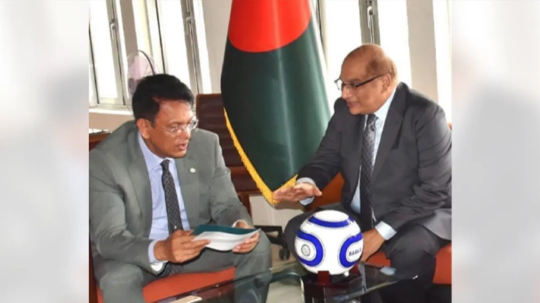 বাংলাদেশকে ১ হাজার ফুটবল উপহার দিল পাকিস্তান