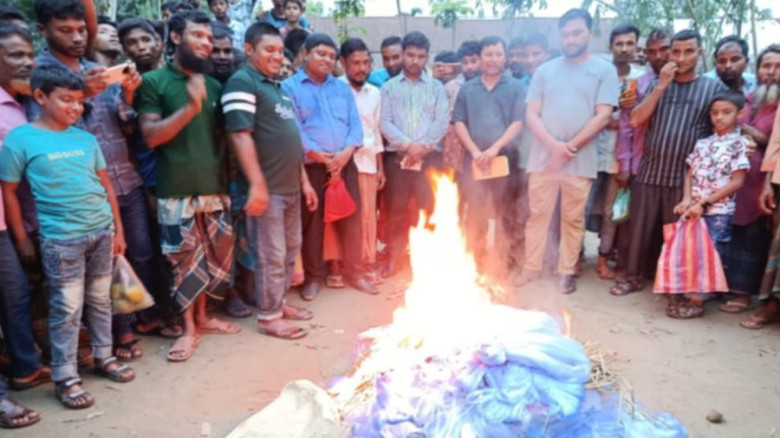 পঞ্চগড়ে অভিযানে ১৬৫টি অবৈধ কারেন্ট জাল জব্দ, জনসম্মুখে ধ্বংস