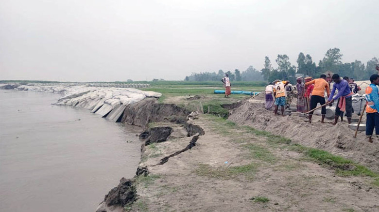 যমুনার ভয়াবহ ভাঙন: টিকছে না জিও ব্যাগ, স্থায়ী সমাধান চায় স্থ
