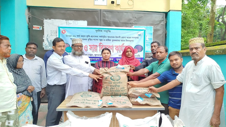 ফুলবাড়ীতে ক্ষুদ্র ও প্রান্তিক কৃষকদের মাঝে বিনামূল্যে বীজ-সা