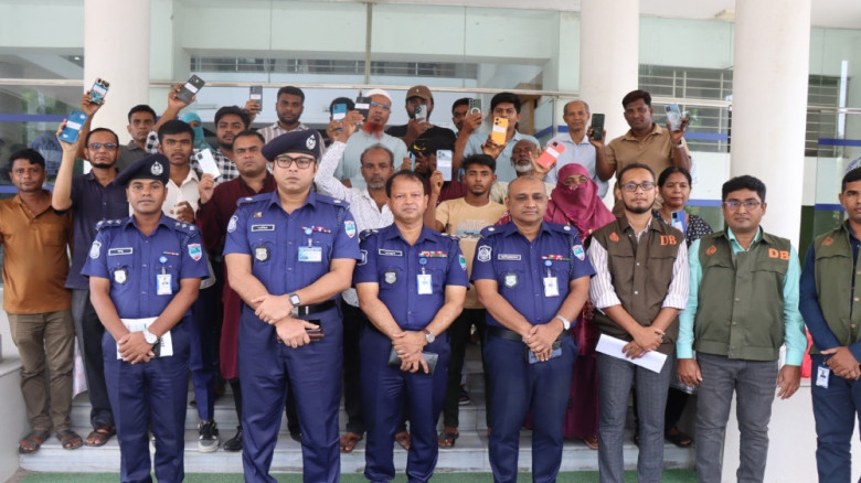 হারানো ৫০টি মোবাইল উদ্ধার করে মালিকদের ফিরিয়ে দিল পুলিশ