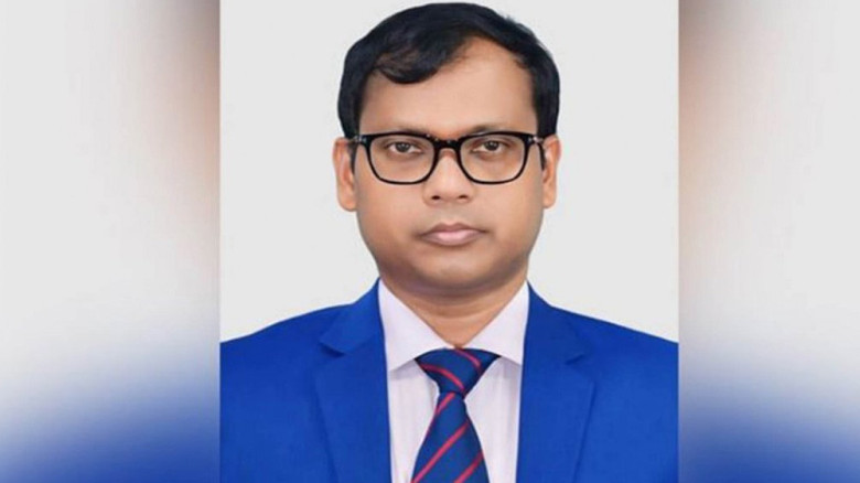 শাহজালাল মাজারে ৫ লাখ টাকা দিয়ে গেলেন সাবেক ডিসি সারোয়ার