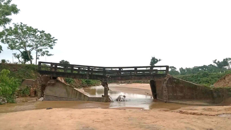 সেতু ধসে বিপাকে দুই চা বাগানের ৮ হাজার বাসিন্দা