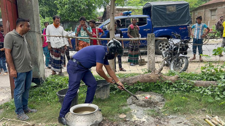 দর্শনায় মৎস্য অবতরণ কেন্দ্রের সামনে বোমাসদৃশ বস্তু উদ্ধার, ত