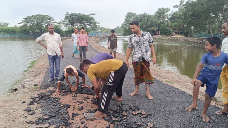 ৩ দিনেই উঠে গেল নতুন সড়কের পিচ, কাজ বন্ধ করে দিল এলাকাবাসী